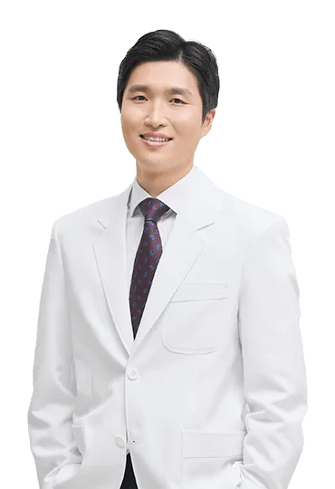 이수현 원장 프로필 사진. 어깨·팔꿈치 / 손·손목 / 골절·외상 진료를 봅니다.